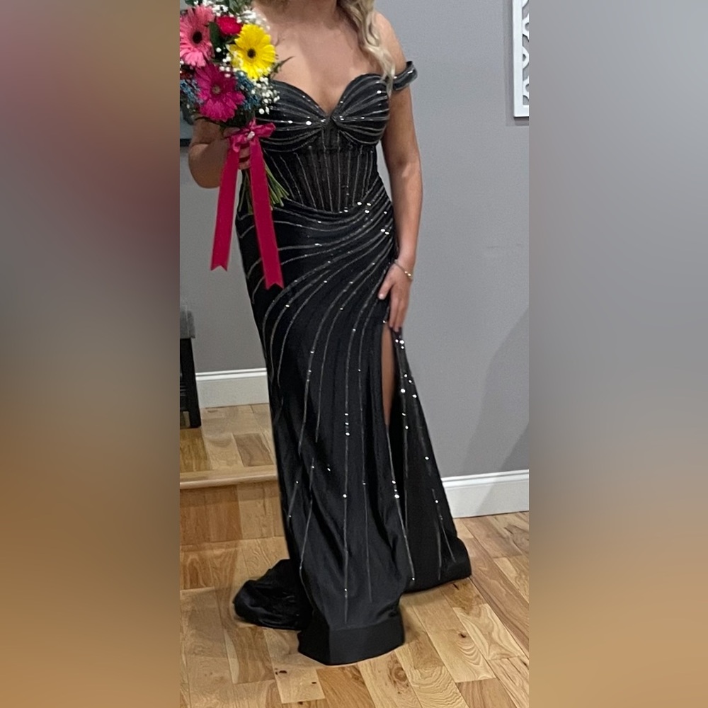 Ellie Wilde Elegant Black Gown with Silver Accents - Picture 11 of 16